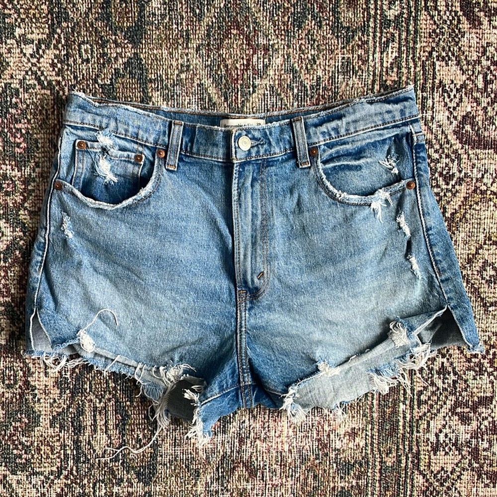 Abercrombie High Rise Mom Short | Medium Destory